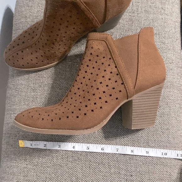 City Classified tan suede ankle boots, size 8 1/2. - Picture 9 of 12